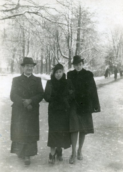 KKE 4935.jpg - Fot. Grupowe. Ewa z znajomymi, Częstochowa, 1943 r.